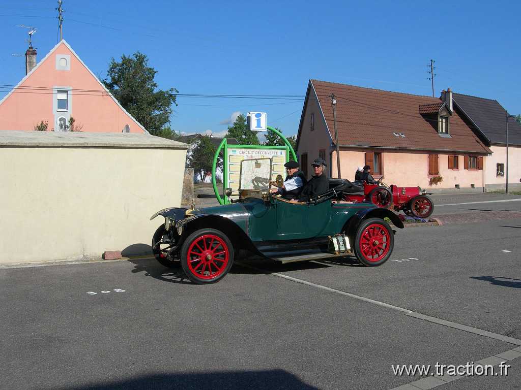 2011_rallye_des_princes (20).jpg - 12/06/2011 - 68127 NIEDERENTZEN 22ème RALLYE des PRINCES - Parking salle des fètes - PANHARD - X19 - 1913